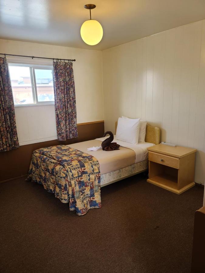 Midtown Motel On Alaska Ave Dawson Creek Exterior foto